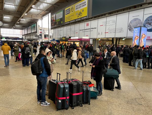 Μόναχο: Άνοιξε το αεροδρόμιο του Μονάχου – Ακόμα χωρίς τρένα