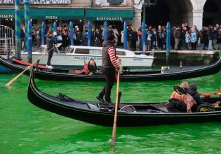 Ιταλία: Ακτιβιστές «έβαψαν πράσινο» το Μεγάλο Κανάλι της Βενετίας