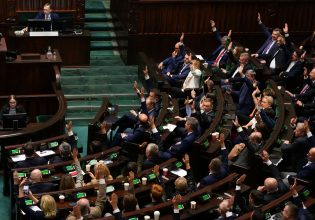 Πολωνία: Έλαβε ψήφο εμπιστοσύνης η φιλελεύθερη κυβέρνηση του Ντόναλντ Τουσκ
