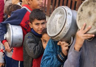 Γάζα: Πεινασμένοι Παλαιστίνιοι σταματούν φορτηγά με βοήθεια και τρώνε επί τόπου τα τρόφιμα