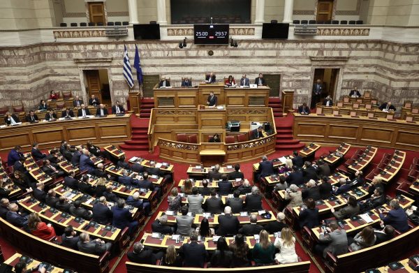 Βουλή: Εγκρίθηκε ο προϋπολογισμός – Με 249 «ναι» πέρασαν οι αμυντικές δαπάνες