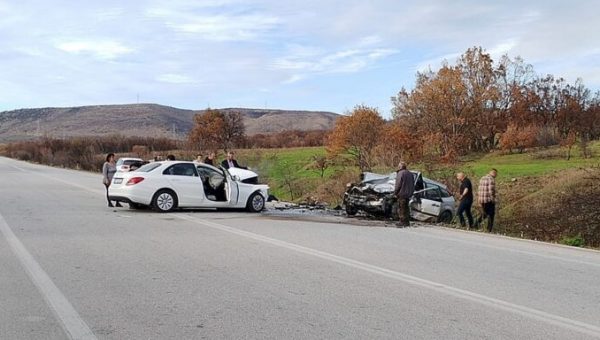 Μετωπική σύγκρουση αυτοκινήτων στην Αλεξανδρούπολη – Νεκρή 19χρονη, δύο τραυματίες