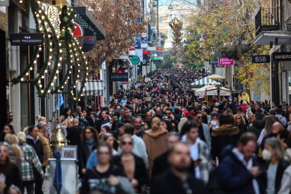 Δημοσκόπηση: Διχασμένοι οι πολίτες για γάμο ομοφύλων και ιδιωτικά πανεπιστήμια – Τι λένε για την οπαδική βία