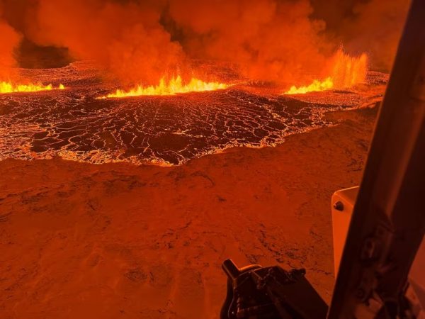 Φωτογραφίες που κόβουν την ανάσα από την έκρηξη ηφαιστείου στην Ισλανδία – Δείτε live εικόνα