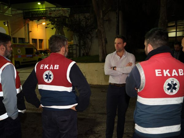 Απροειδοποίητη επίσκεψη Κασσελάκη στο ΕΚΑΒ – «Ήθελα να τους πω “ευχαριστώ”»