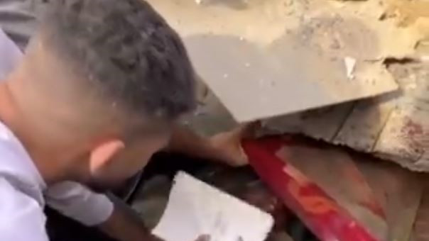 Γάζα: Συγκλονιστικό βίντεο – Παλαιστίνιοι σκάβουν με τα χέρια για να σώσουν άνδρα στα χαλάσματα