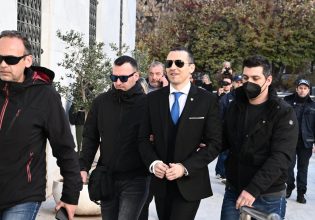 Κασιδιάρης: Με χειροπέδες ορκίστηκε σήμερα δημοτικός σύμβουλος Αθηναίων