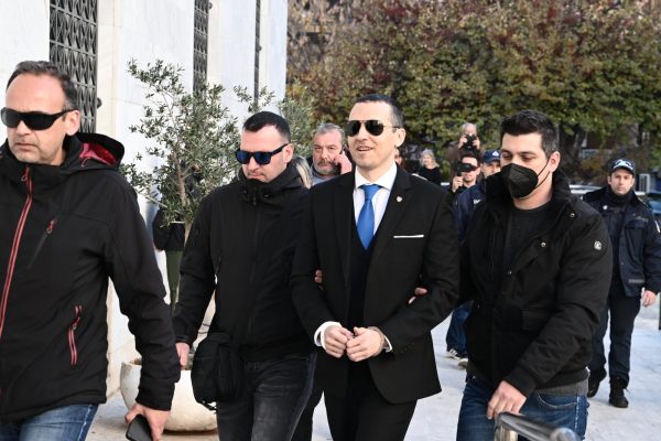 Κασιδιάρης: Με χειροπέδες ορκίστηκε σήμερα δημοτικός σύμβουλος Αθηναίων