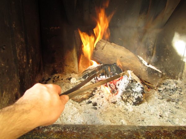 Αλμυρός: Τραγικό θάνατο βρήκε 68χρονη όταν ξέσπασε πυρκαγιά από το τζάκι