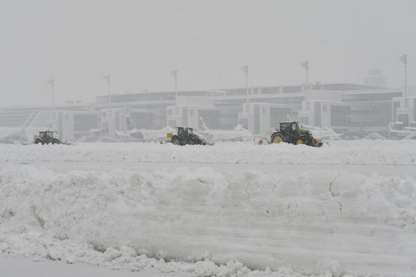 Απίστευτη ταλαιπωρία στο αεροδρόμιο του Μονάχου – Ανεστάλησαν και πάλι οι πτήσεις