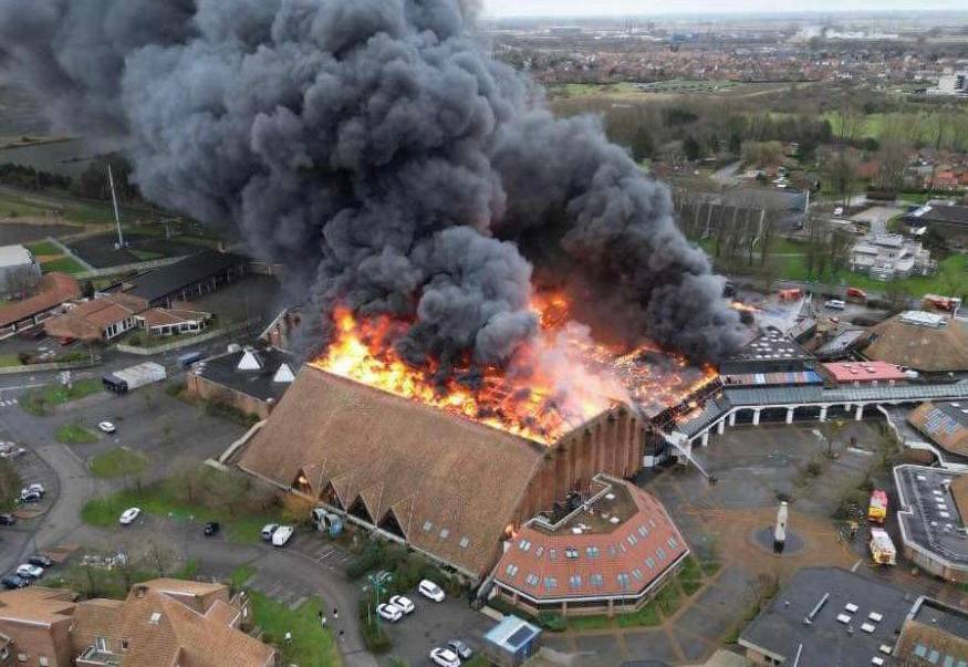 Κολοσσιαίες ζημιές σε αθλητικό κέντρο στη Γαλλία - Τυλίχθηκε στις φλόγες