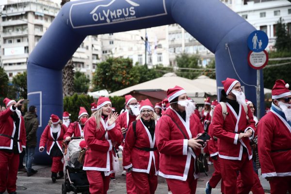 Πειραιάς: Πλημμύρισαν με Αγιοβασίληδες οι δρόμοι – Δείτε φωτογραφίες