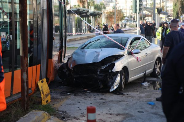 Φάληρο: Βίντεο ντοκουμέντο – Πώς το ΙΧ χάνει τον έλεγχο, παρασύρει πεζούς και συγκρούεται με το τραμ