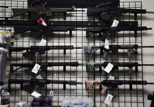 ΗΠΑ: Δικαστήριο απαγορεύει την οπλοκατοχή σε παιδικές χαρές και άλλους χώρους στην Καλιφόρνια