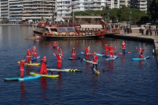 Θεσσαλονίκη: Άγιοι Βασίληδες διασχίζουν τον Θερμαϊκό κάνοντας SUP