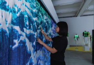 Χονγκ Κονγκ: Έφτιαξαν ύφασμα που αλλάζει χρώματα μέσω τεχνητής νοημοσύνης