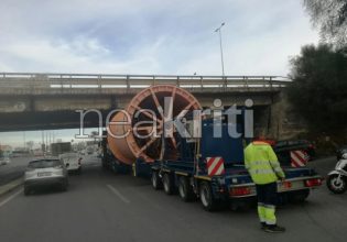 ΒΟΑΚ: Κομφούζιο από μηχάνημα δημοσίων έργων που κόλλησε στη γέφυρα
