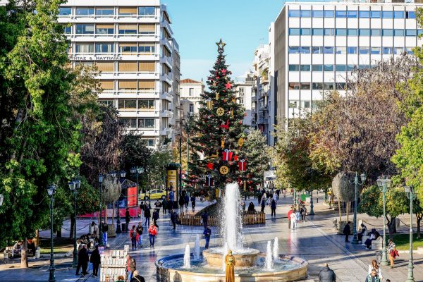 Σαρώνουν κοροναϊός και κοκτέιλ ιώσεων μέσα στις γιορτές – «Έμφραγμα» στα νοσοκομεία, επανέρχονται οι μάσκες