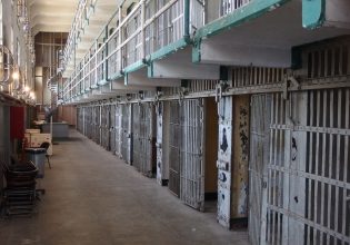 Ουαλία: Υπάλληλος φυλακής έκανε τηλεφωνικό σεξ με κρατούμενο – Διατηρούσαν σχέση εξ αποστάσεως