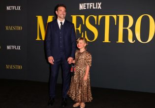 Ο Μπράντλεϊ Κούπερ με την κόρη του στην πρεμιέρα του «Maestro»