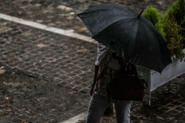 Αλλάζει το σκηνικό του καιρού από την Παρασκευή – Τσουχτερό κρύο, καταιγίδες και χιόνια