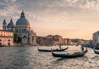 Βενετία: Από τον Ιούνιο θα απαγορεύονται τα μεγάλα γκρουπ τουριστών και τα μεγάφωνα