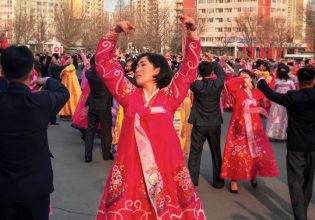 Σεξουαλική απελευθέρωση και ψηλά τακούνια: Οι γυναίκες στη Βόρεια Κορέα αλλάζουν