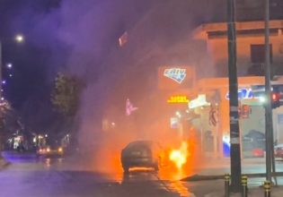 Θεσσαλονίκη: Αυτοκίνητο πήρε φωτιά εν κινήσει μια ανάσα από βενζινάδικο – Βίντεο από το σημείο