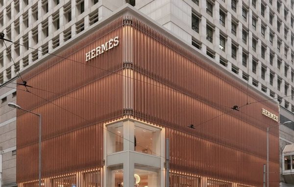 Ανατροπή: Πλούσιος απόγονος της Hermès ορίζει ως κληρονόμο του τον… κηπουρό αντί φιλανθρωπικού ιδρύματος