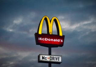 Τα McDonald’s ξαναγράφουν την ιερή συνταγή των Big Mac