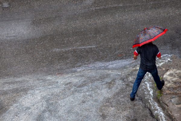 Τσουχτερό κρύο σε όλη τη χώρα – Πού θα σημειωθούν βροχές και καταιγίδες