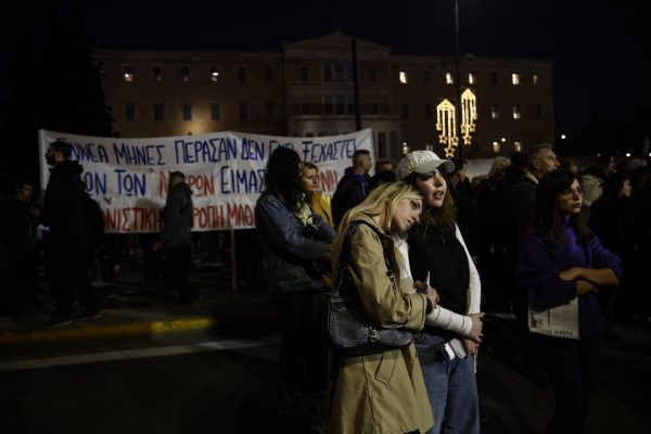 Τέμπη: Συγκέντρωση συγγενών των θυμάτων στο Σύνταγμα – «57 ψυχές ζητούν δικαίωση»