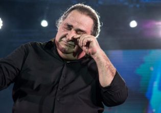 Βασίλης Καρράς: Συντετριμμένοι οι λάτρεις του – Άλλαξαν τη φωτογραφία στη σελίδα των θαυμαστών του