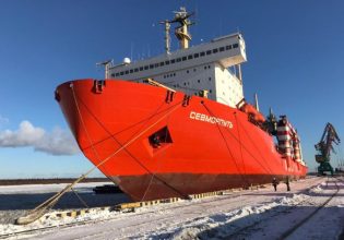 Στς φλόγες «τυλίχθηκε» το μεγαλύτερο πυρηνοκίνητο παγοθραυστικό πλοίο της Ρωσίας