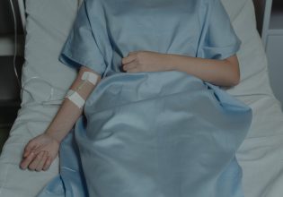 Κρήτη: «Σοβαρές βλάβες στον εγκέφαλό της από την ανοξαιμία» – Αγωνία για τη 17χρονη που υπέστη αλλεργικό σοκ