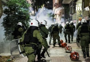Αλέξης Γρηγορόπουλος: Άγρια και αναίτια επίθεση των ΜΑΤ σε φωτορεπόρτερ στα Εξάρχεια – «Ψέκασέ τους, ρίχτους»