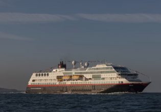 Βόρεια Θάλασσα: Αγωνία για 397 επιβαίνοντες σε κρουαζιερόπλοιο – Μπλακάουτ σε καταιγίδα με κύματα 7-8 μέτρων