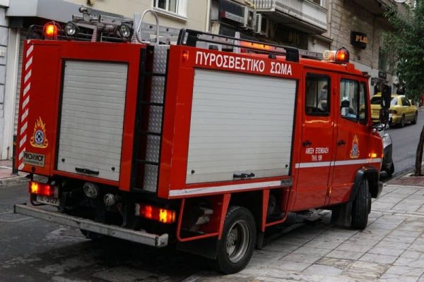 Συναγερμός στην Πυροσβεστική – Φωτιά σε υπόγειο πολυκατοικίας στον Κορυδαλλό