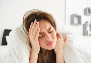 Πρωί: Γιατί ξυπνάω με πονοκέφαλο;