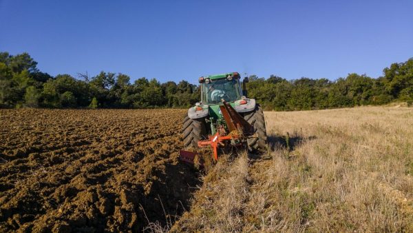 Σκοτώθηκε 52χρονος που έπεσε σε χαράδρα με το τρακτέρ που οδηγούσε