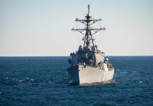 Ερυθρά Θάλασσα: Ελικόπτερα των ΗΠΑ βύθισαν τρία από τα τέσσερα μικρά σκάφη των Χούθι που επιτέθηκαν σε πλοίο