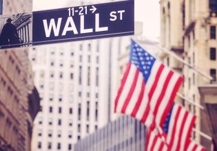 Wall Street: 13 «γκουρού» προβλέπουν για την αμερικανική οικονομία το 2024