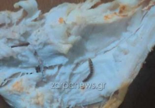 Καταγγελία στα Χανιά: Αγόρασε κοτόπουλο από σούπερ μάρκετ και μέσα βρήκε… σκουλήκια
