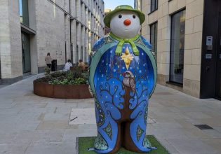 Χιονάνθρωποι γλυπτά στο χριστουγεννιάτικο Λονδίνο