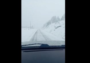 Καιρός: Πυκνό χιόνι στη διαδρομή για τη Σαμαρίνα, το ορεινότερο χωριό Ελλάδας και Βαλκανίων