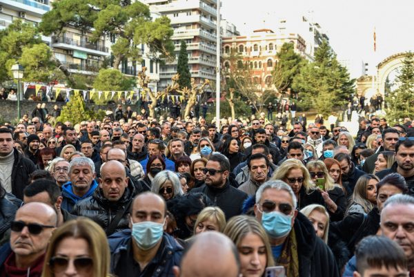 Βασίλης Καρράς: Θαυμαστής του ήρθε από τη Γερμανία για το «ύστατο χαίρε»