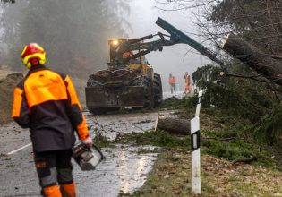 Η κακοκαιρία «Ζόλταν» σαρώνει τη Γερμανία – Προβλήματα στις μεταφορές, δύο τραυματίες