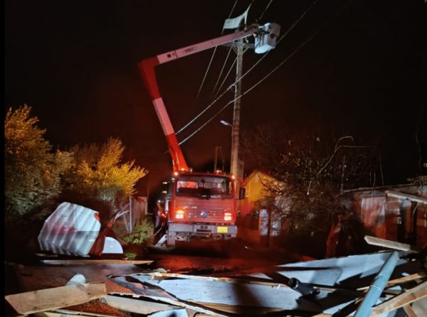 Βάρη: Ανεμοστρόβιλος «σήκωσε» ολόκληρη στέγη σπιτιού