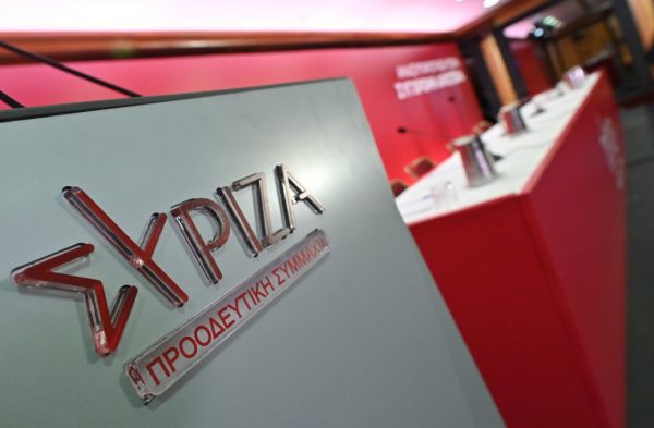 Πηγές ΣΥΡΙΖΑ: Ο πρωθυπουργός κουρελιάζει το Σύνταγμα και στέκεται προσοχή στον Σαμαρά