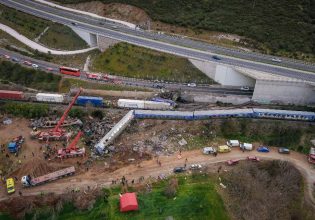 ΝΔ κατηγορεί ΣΥΡΙΖΑ ότι διαχωρίζει τη σύμβαση 717 από το δυστύχημα στα Τέμπη